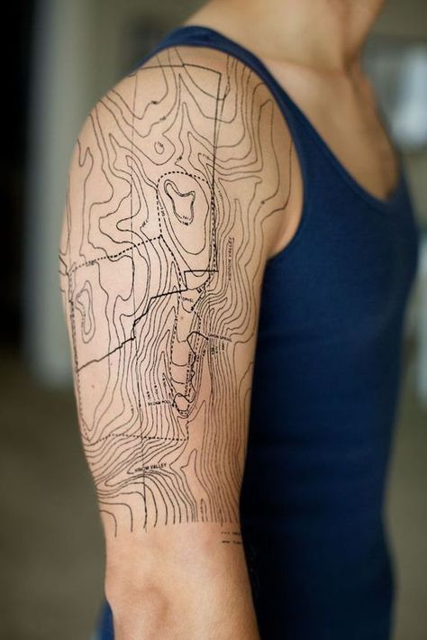 Cartography Natur Tattoo Arm, Outdoor Tattoo, Cool Shoulder Tattoos, Nature Tattoo Sleeve, Small Shoulder Tattoos, Tattoo Techniques, Map Tattoos, Mens Shoulder Tattoo, Geometric Nature