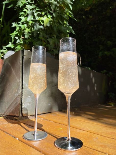 Glitter Champagne Aesthetic, Drink With Edible Glitter, Gold Glitter Drink, Champagne Pink Birthday Party, Champagne Drink Aesthetic, Glitter Champagne Drink, Glitter Drink Aesthetic, Drink Glitter Sparkle, Glitter Birthday Aesthetic