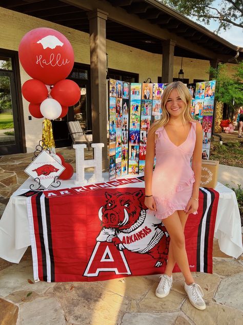 Graduation Party Senior Table, Grad Party Ideas Table Decor, Graduation Party Ideas Preppy, College Table Grad Party, Graduation Party College Table, Graduation Party Ideas Table, Grad Party Inspiration, Pretty Graduation Party, Grad Tables