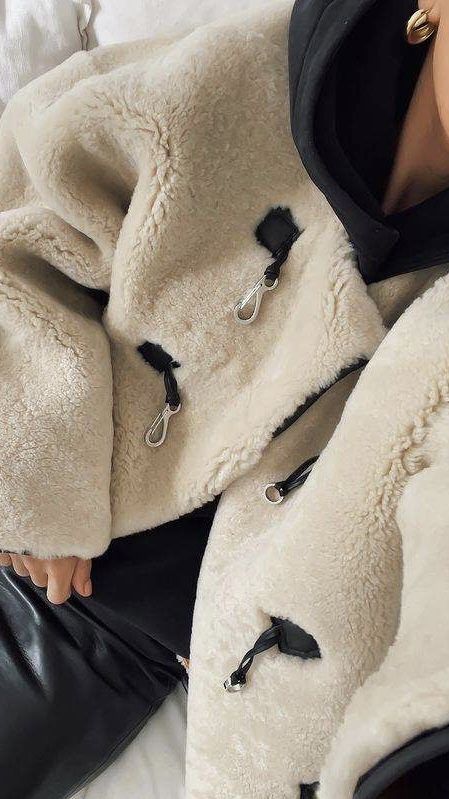 Mustang Jacket, Checked Coat, Oversized Wool Coat, Fur Trim Coat, Classy Winter Outfits, Black Herringbone, Cream Jacket, Coat Trends, Style Inspiration Winter