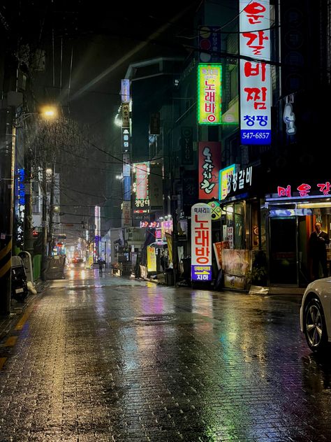 #rainy #seoul #aesthetic #city #night Korea City Aesthetic Night, Rainy Day In Korea, Seoul Rain Aesthetic, Night In Korea Aesthetic, Rainy Seoul Aesthetic, Night Korean Aesthetic, Seoul Club Aesthetic, Korean City Aesthetic Night, Seoul Dark Aesthetic