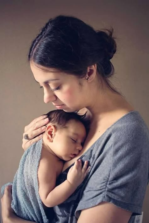 Woman Holding Baby Drawing Reference, Holding Baby Reference, Mother And Baby Images, Mother Holding Newborn, Woman Holding Baby, Mother Holding Child, Mother And Child Images, Mom Holding Baby