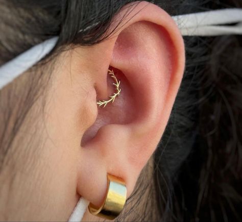 the,,raven” ring Pretty Daith Piercing, Dainty Daith Piercing, Daith Piercing Aesthetic, Daith Ear Piercing, Raven Ring, Minimalist Ear Piercings, Daith Rings, Daith Jewelry, Daith Piercing Jewelry