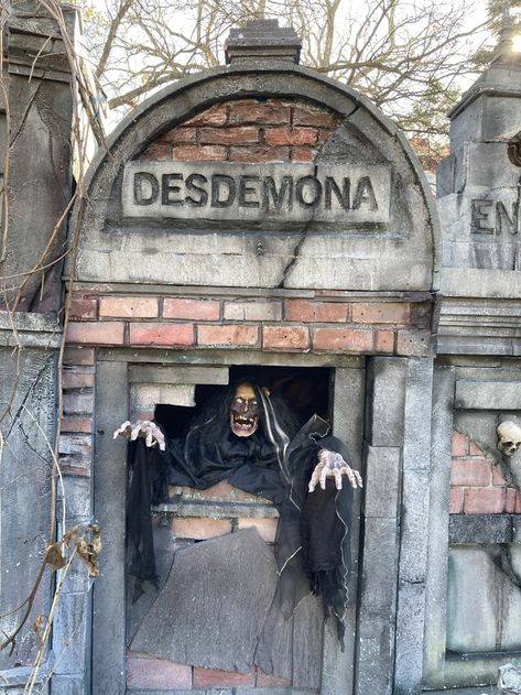 Haunted House Facade, Cemetery Pillars, Halloween Mausoleum, Halloween Fence, Scary Halloween Decorations Outdoor, Halloween Haunted House Decorations, Scary Houses, Halloween Forum, Yard Haunt