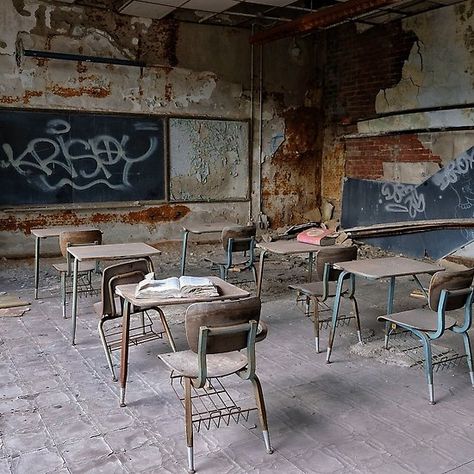 Abandoned Classroom, Abandoned School, Apocalypse Aesthetic, Apocalypse World, Urban Exploring, School Room, Chernobyl, School Aesthetic, Urban Exploration