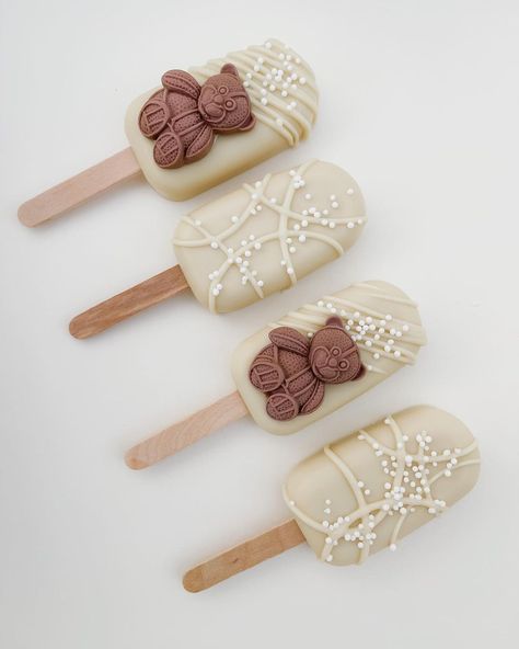 Only Sweet | Sarah on Instagram: “Told you they were cute - @colour.mill Latte and Chocolate, so versatile colouring chocolate and fondant perfectly.” Popsicles Cake, Covered Chocolate, Treat Business, Chocolate Popsicles, Cake Pop Designs, Pop Ideas, Buffet Ideas, Oreo Pops, Cake Box