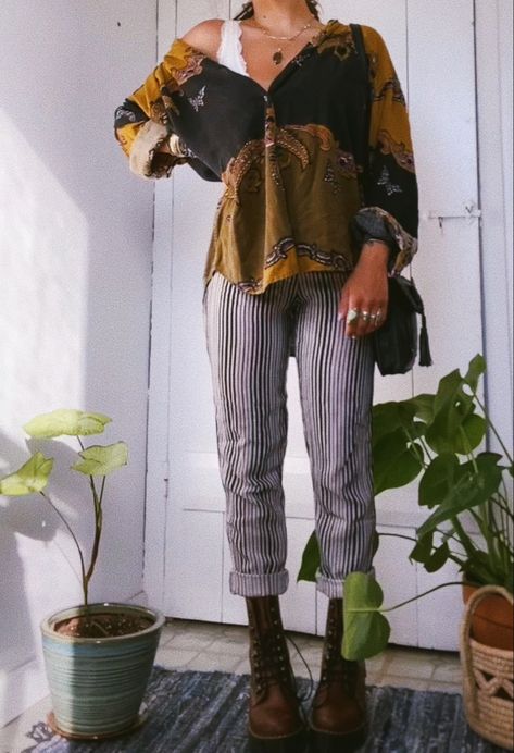 Boho Chic Edgy outfit, Dr. Martens, Thrift Dark Boho Outfits Casual, Casual Fall Outfits Alternative, Bohemian Punk Outfits, Moody Boho Outfits, Hipster Boho Outfits, Edgy Hippy Outfits, Boho Style Work Outfits, Dark Boho Fashion Grunge, Grungy Chic Outfits