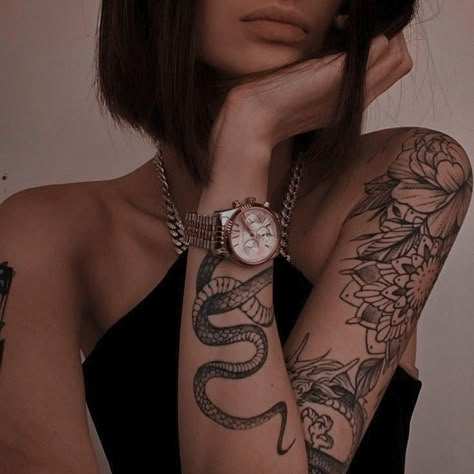 Tatooed Woman Aesthetic, Dark Femme Tattoo, Tattoed Women Aesthetic, Bad Girl Tattoo, Medusa Tattoo, Spiritual Tattoos, Most Popular Tattoos, Aesthetic Tattoo, Snake Tattoo