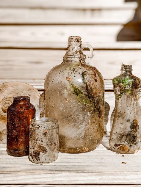 Aging Glass Bottles, Old Bottles Decor, Fallout Aesthetic, Fort Ideas, Cool Forts, Trash Dump, Old Jars, Old Wine Bottles, Old Glass Bottles