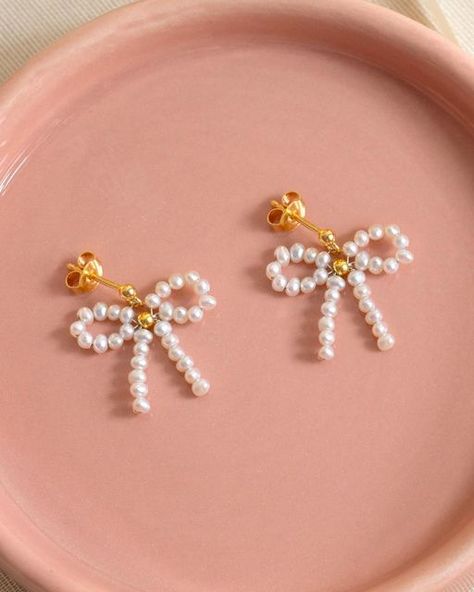 Fimo, Simple Pearl Earrings Diy, Pearls Earrings Diy, Handmade Jewellery Ideas, Aretes Diy, Diy Earrings Pearl, Handmade Accessories Ideas, Earrings Diy Handmade, Seed Bead Jewelry Patterns