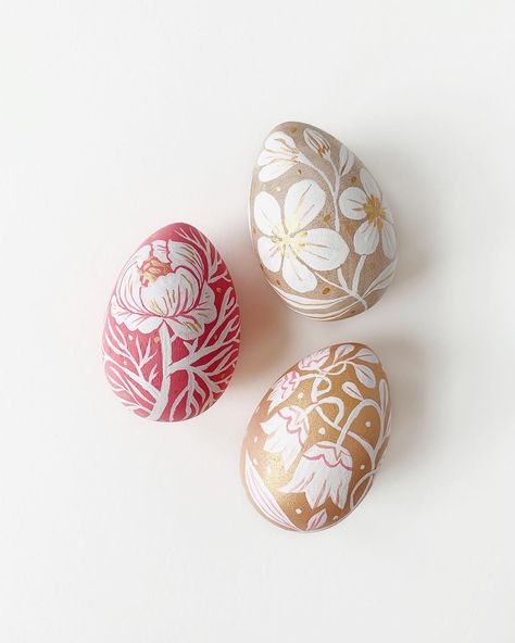 Oana Befort, Wooden Easter Eggs, Egg Carving, Dyed Eggs, Easter Egg Art, Painted Eggs, Spring Images, Easter Egg Crafts, Easter Egg Painting