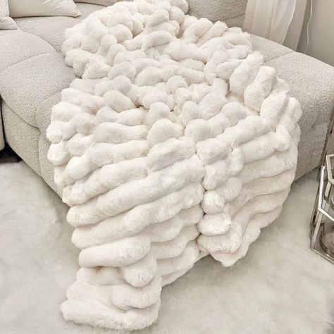 Chunky Cream Throw Blanket, Cream Bedroom Accessories, Cream Aesthetic Decor, Cream House Decor, Flower Decor Room, Aesthetic Bedroom Accessories, White Textured Bedding, Throws On Beds, Creme Bedding