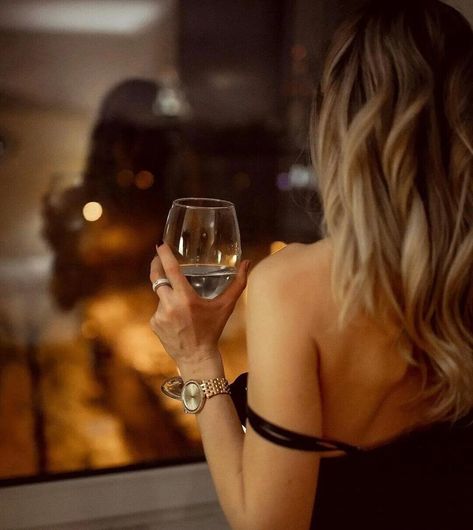 Women And Whiskey, Holding Whiskey Glass Pose, Woman Holding Wine Glass Pose, Glass Of Whiskey Aesthetic, Whiskey Girl, Whiskey Glass, White Wine, Rose Wine, Whiskey