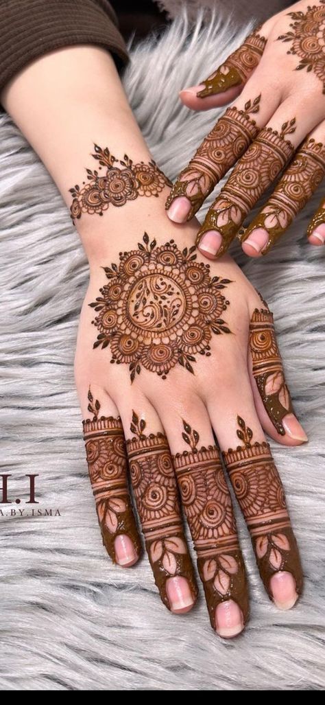 Hand Tattoos Minimal, Henna Hand Tattoos, Elegant Mehndi Designs, Tattoos Minimal, Finger Mehendi Designs, Elegant Henna, Henna Hand, Finger Henna Designs, Henna Tattoo Designs Hand