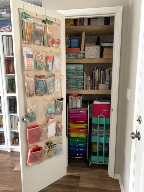 Family Office Organization, Diy Home School Organization, Home Teaching Space, Preschool Organization At Home, Homeschool Area In Kitchen, Dresser Homeschool Storage, Orginazation Ideas For Homeschool, Homeschool Storage Small Space, Homeschool Storage Closet