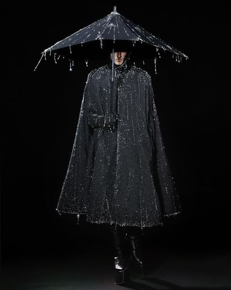 Robert Wun, Rain Fashion, Rain Dress, Collection Couture, Iris Van Herpen, Gareth Pugh, Phoebe Philo, Couture Mode, Viktor & Rolf