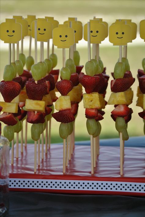 Lego party fruit skewers!!! ---Isn't that a cute idea??!!??   :0) Lego Party Food, Lego Party Decorations, Lego Friends Party, Lego Ninjago Party, Ninjago Birthday Party, Party Fruit, Lego Themed Party, Lego Birthday Cake, Ninjago Birthday