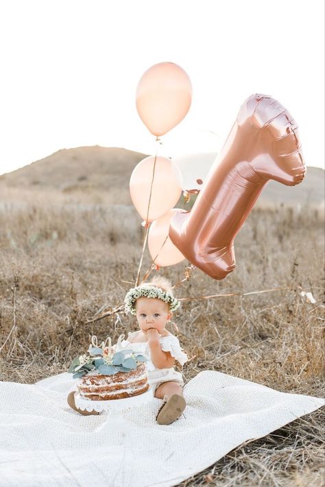 Smashcake 1st Birthdays Photoshoot, 1st Birthday Girl Photoshooting, Cake Ideas For 1st Birthday, Ideas For 1st Birthday, Creative Cake Designs, Smash Cake Ideas, Photo Bb, Baby Photoshoot Ideas, Baby Birthday Photoshoot