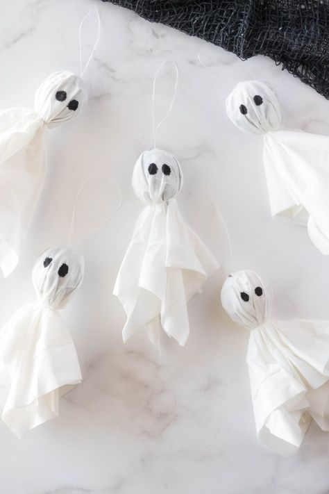 Lollipop Ghosts Craft - an easy and inexpensive idea for a no-contact treats for trick-or-treaters this Halloween. Halloween Candy Ideas To Pass Out, Treats For Trick Or Treaters, Lollipop Ghost, Lollipop Ghosts, Baby Shower Ideas Halloween, Halloween Lollies, Halloween Classroom Treats, Ghost Lollipops, Halloween Candy Crafts