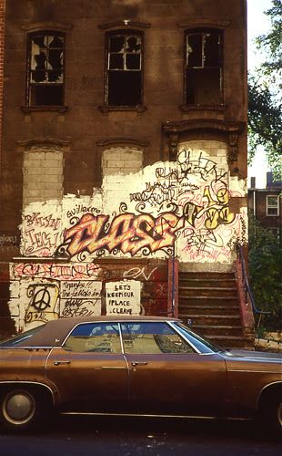 NEW YORK CITY 1990's - Go places where there's a high probability of grafitti. Ny Lifestyle, Fame Ideas, Maureen Johnson, Skatepark Design, Rotten Apple, Ny Subway, Haircut Selfie, Photo Hijab, 1990s Photos