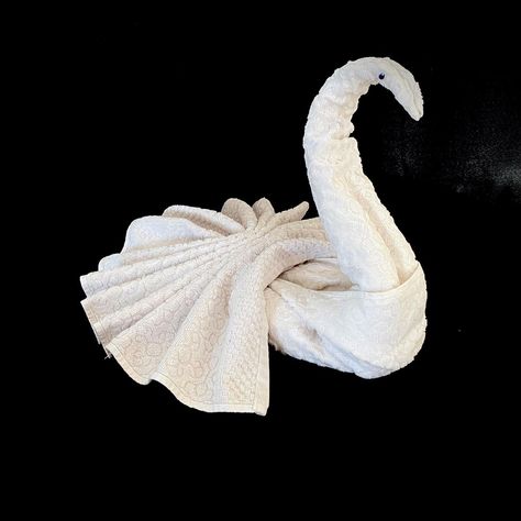 Arts & Crafts Studio - How to make a towel swan that stands up well Towel Animals How To Fold, Towel Animals How To Fold Easy, Towel Swan, Fancy Towels, Bathroom Towel Decor, Towel Animals, Folding Laundry, Towel Decor, Towel Crafts