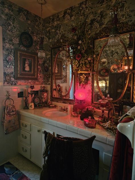 Cozy Cottage Bathroom Aesthetic, Myra + Core + Aesthetic, Farmhouse Witch Aesthetic, Fairy Core Bathroom Ideas, Vintage Goth Living Room, Whimsigothic Vanity, Whimsigoth House Aesthetic, 2000s House Decor, Vintage Maximalist Bathroom