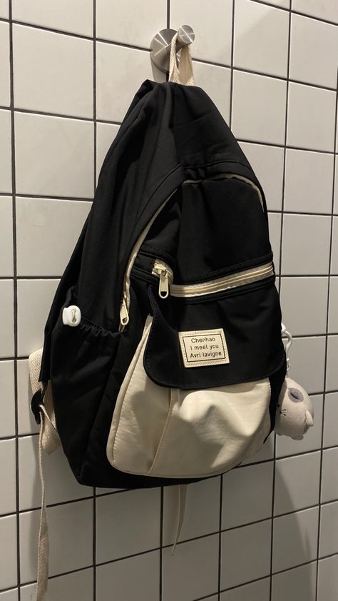 Cute Black Book Bags, School Bag Black Aesthetic, Cute School Backpacks Aesthetic, Aesthetic Black Bags For School, Aesthetic Black School Bag, High School Bag Aesthetic, Aesthetic Bag School, School Bags Highschool Black, Cute Bags Aesthetic For School