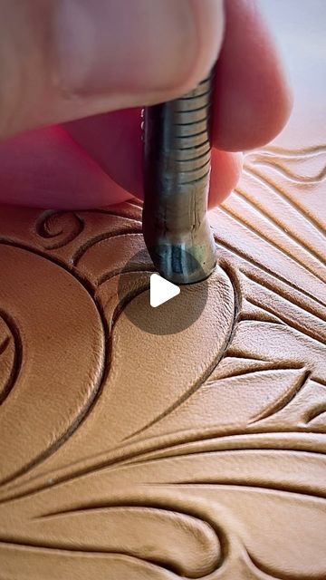 Clair Kehrberg Leatherworks on Instagram: "I love tooling leather 😏  #clairkehrbergmaker #maker #handmade #howitsmade #tooledleather #leather #leatherwork #handmadeleather #handmadeleathergoods #hermanoakleather #westernart #westernartist #wipart #satisfying #oddlysatisfying #wow #mindblown #workworkwork #workinghands #workingwomen #cowgirlstyle #levelup #lovemyjob #lovemylife #art #myart #etsyartist #women #useyourgifts" Leather Carving Tools, Tandy Leather Tools, Leather Workshop Ideas Design, Beginner Leather Tooling, Tooling Leather For Beginners, Leather Craft Patterns Free Printable Templates, Leather Working Projects Ideas, Leather Tooling Patterns For Beginners, Beginner Leather Projects