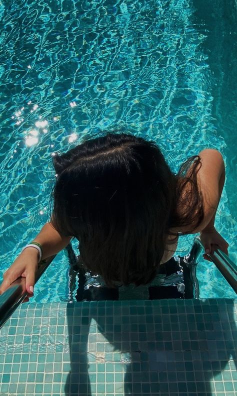 Poses In Pool, Pool Photo Ideas Instagram, Pool Poses By Yourself, Summer Pool Pictures, Foto In Piscina, Aesthetic Pool Pictures, Pool Poses Photo Ideas, Summer Pool Aesthetic, Swimming Pics