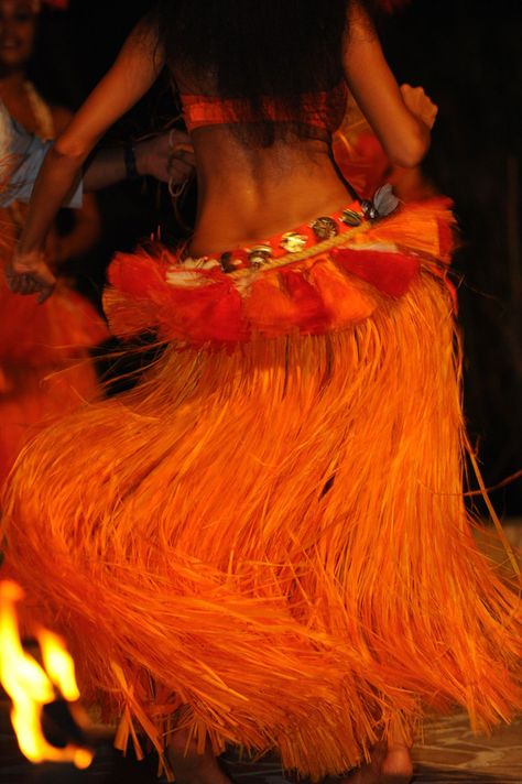 tahitian dance . This is what I'll do every tuesday :D !!  Haere tatou e arearea !! Polynesian Culture Aesthetic, Native American Culture Aesthetic, Tahiti Aesthetic, Polynesian Aesthetic, Tahitian Culture, Hawaiian Dancing, Hawaii Dance, Hawaiian Aesthetic, Hula Dancing