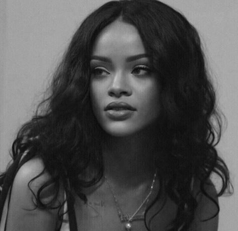 #rihanna #fashion #fentybeauty #mood #aestheticedits #goodvibes #fenty Rihanna Iconic Photos, Model Black And White, Rihanna Looks, Rihanna Riri, Black And White Photo Wall, Black And White Picture Wall, Gray Aesthetic, Rihanna Fenty, Psalm 23