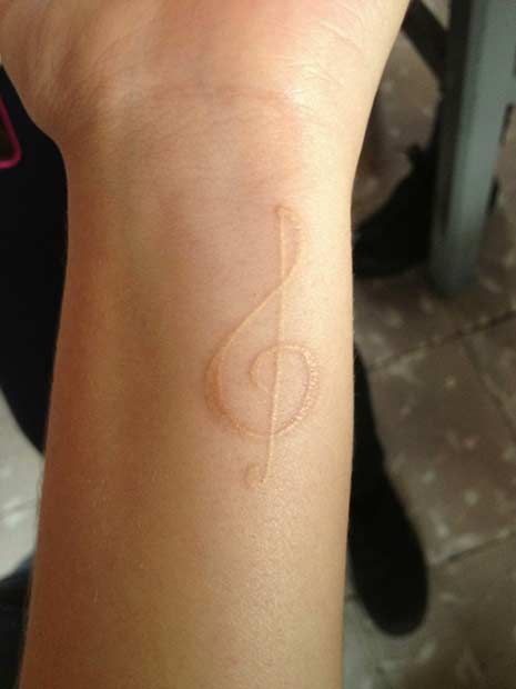 White inked treble clef tattoo on the wrist | www.otziapp.com Small White Tattoos, White Ink Tattoos, Treble Clef Tattoo, Wörter Tattoos, Literary Tattoos, White Ink Tattoo, Music Tattoo Designs, Triangle Tattoos, Cute Small Tattoos