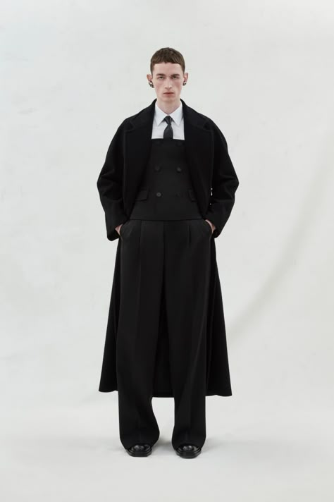 Alexander McQueen Men’s Fall 2023 [PHOTOS] – WWD Amina Khalil, Alexander Mcqueen Mens, Fall 2023 Menswear, Alexander Mcqueen Menswear, Boss Style, Genderless Fashion, Sarah Burton, Moda Outfit, Cocoon Coat