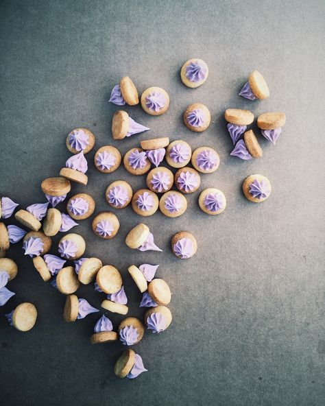 Iced Gems, Purple Food, Meringue Cookies, Gold Pineapple, Mini Cookies, Sweet Delights, An Egg, Sweet Desserts, Dessert Bars