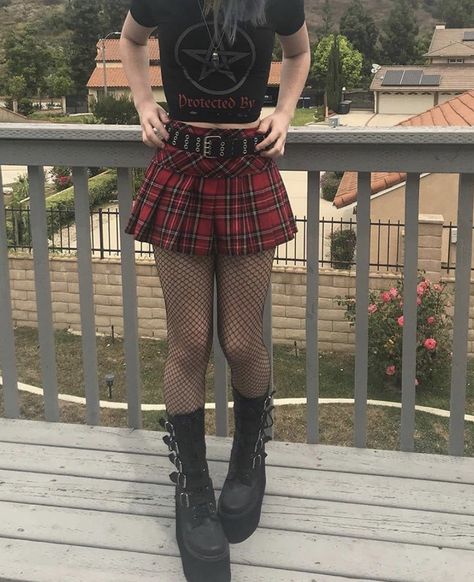 Summer Goth Outfits Skirt, Punk Outfits Skirt, Red Plaid Skirt Outfit Grunge, Alternative Skirt Outfits, Skirt Goth Outfit, Punk Skirt Outfit, Black Plaid Skirt Outfit, Egirl Skirt, Punk Summer Outfits