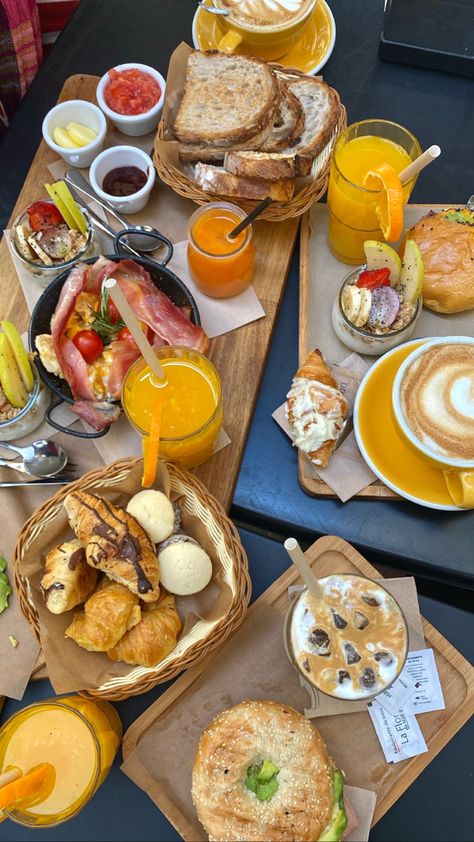 Aesthetic Vegan Breakfast, Rustic Breakfast, Brunch Aesthetic Restaurant, Aesthetic Brunch Ideas, Desayunos Aesthetic, Breakfast Aesthetic Mornings, Brunch Cafe, Brunch Time, Think Food