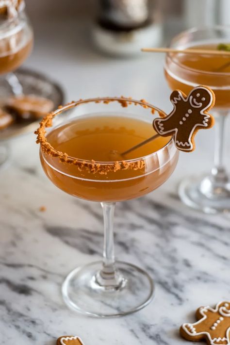 A photo of a  Gingerbread Martini a winter cocktails Gingerbread Gin Cocktail, Cute Holiday Cocktails, Winter Vodka Drinks, Gingerbread Drinks Alcohol, Winter Martini, Gingerbread Cocktail, Gingerbread Martini Recipe, Drinks With Alcohol, Jack Frost Cocktail