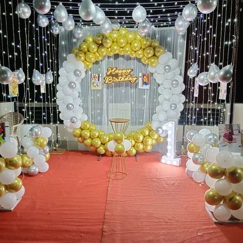 Event Decor Balloons, Balloons Stage Decoration, Simple Birthday Stage Decorations, Birthday Stage Decoration, 1 St Birthday Decoration Ideas Indian, Birthday Stage Decoration Ideas, Balloon Decoration For Stage, Baloon Decoration Idea At Home, Birthday Decoration