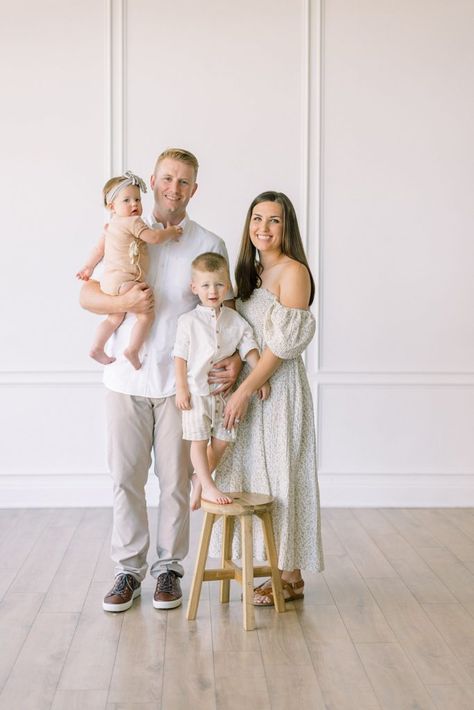 In Studio Family Portraits, Diy Indoor Family Photos, Modern Studio Family Portraits, White Studio Family Photos, White Background Family Photos, Family In Studio Photography, Indoor Family Photoshoot Ideas Studios, Indoor Studio Family Photos, Barstool Poses