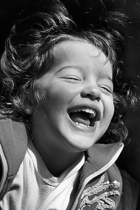 Portrait Laughing, Boy Reference, Baby Face Drawing, Smile Drawing, Happy Emotions, Laughing Face, Expressions Photography, Baby Smile, Cute Spanish Quotes