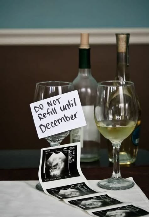 Funny Baby Announcement, Vom Avea Un Copil, Baby Announcement Ideas, Sibling Announcement, Creative Pregnancy Announcement, Fun Baby Announcement, Cute Pregnancy Announcement, Funny Pregnancy Announcement