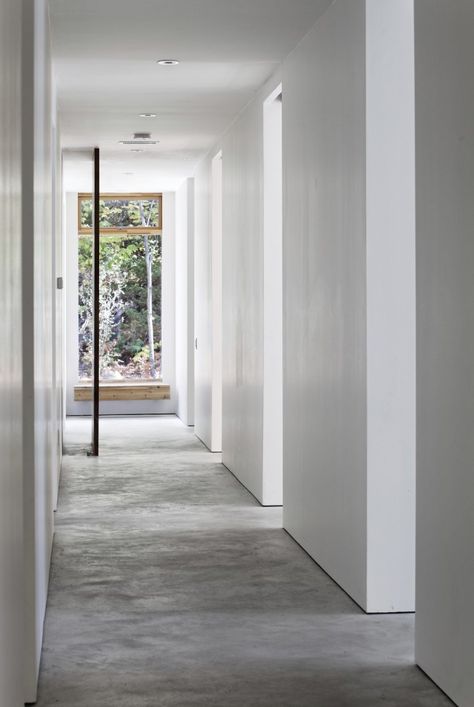 Atrium House, Minimal Interiors, Concrete Interiors, White Minimal, Total White, Cement Floor, Entry Hallway, Concrete Floor, Hus Inspiration