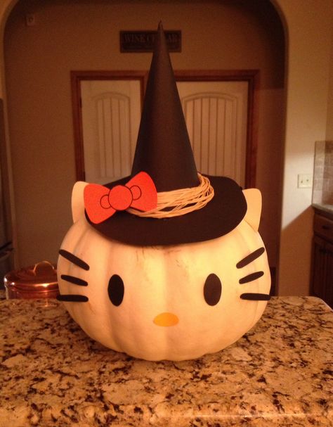 Designs For Pumpkins Painting, Sanrio Painted Pumpkin, Painted Hello Kitty Pumpkin, Pumpkin Designs Cute, Pumpkin Ideas Hello Kitty, Hello Kitty Halloween Birthday Party, Hello Kitty Birthday Diy, Hello Kitty Halloween Decorations, Pumpkin Design Ideas Painting