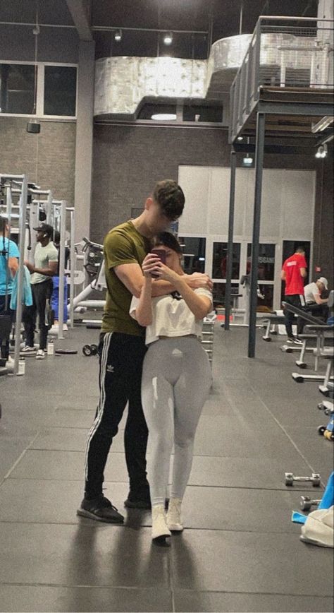 Private But Not A Secret Couple Poses Gym, Couple Fitness Aesthetic, Cute Couple Aesthetic Outfits, Couple Workout Aesthetic, Gym Couple Aesthetic, Gym Relationship, Gym Date, Gym Pics, Couple Workout