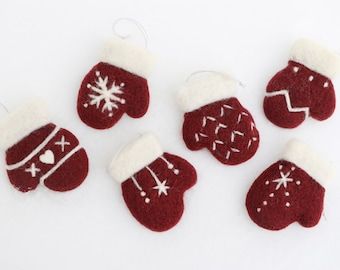 Mitten Cookies, Wool Ornaments, Felting Needles, Sheep Crafts, Mitten Ornaments, Felt Crafts Christmas, Needle Felted Christmas, Felting Wool, Cow Gifts