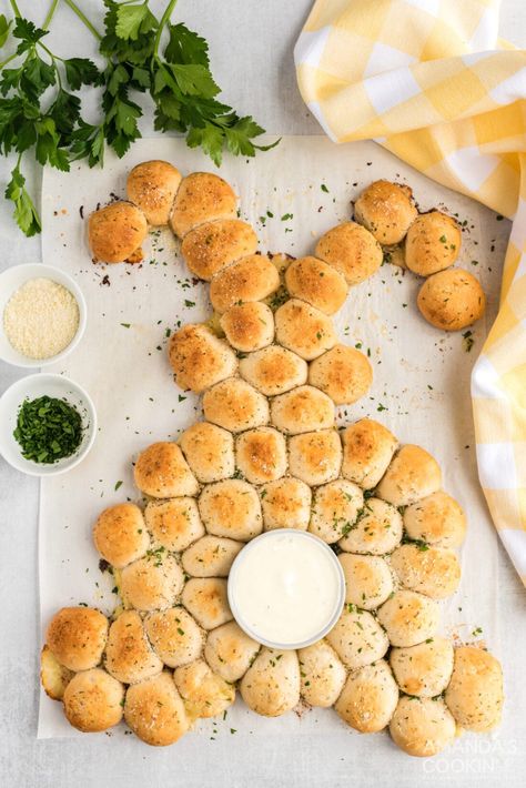 Easter Bunny Bread, Using Canned Biscuits, Pull Apart Garlic Bread, Bunny Bread, Easter Party Food, Easter Appetizers, Easter Dishes, Festive Appetizers, Easter Lunch