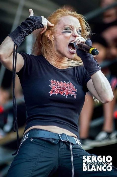 Angela Gossow metal girl Angela Gossow, The Agonist, Ladies Of Metal, Alissa White, Toxic Vision, Heavy Metal Girl, Women Of Rock, Metal Tattoo, Country Pop