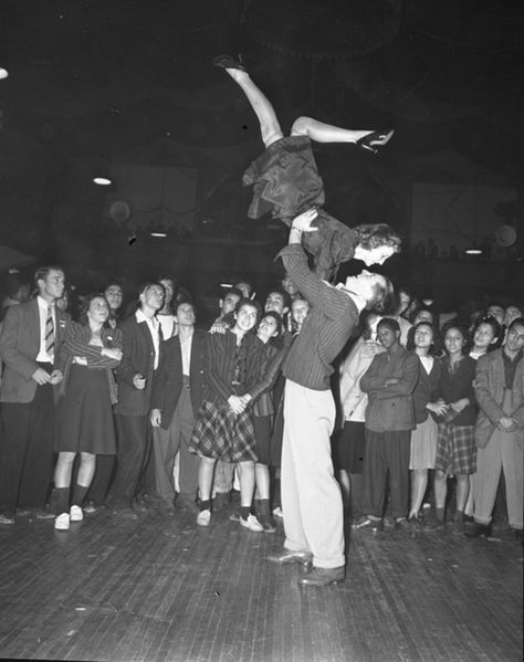 What to wear Lindy Hopping -1930s/1940s Real-Life Vintage Images – The Vintage Inn Jitterbug Dance, Classic Dance, Couple Dance, Dance Contest, Vintage Dance, Choreography Dance, Jitterbug, Lindy Hop, Dance Like No One Is Watching