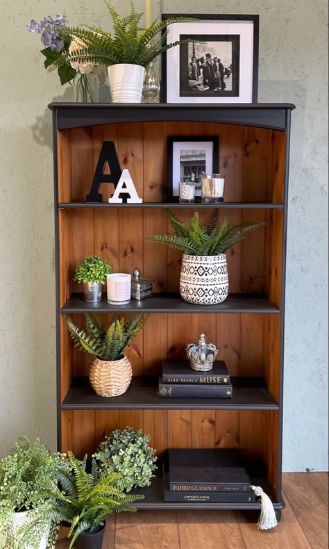 Bookshelf Redo Ideas, Dark Brown Bookshelf Decor, Particle Board Bookshelf Makeover, Diy Bookshelf Makeover Ideas, Furniture Makeover Bookshelf, Dresser Turned Into Bookshelf, Bookshelf Astethic, Pine Bookcase Makeover, Oak Bookshelf Makeover