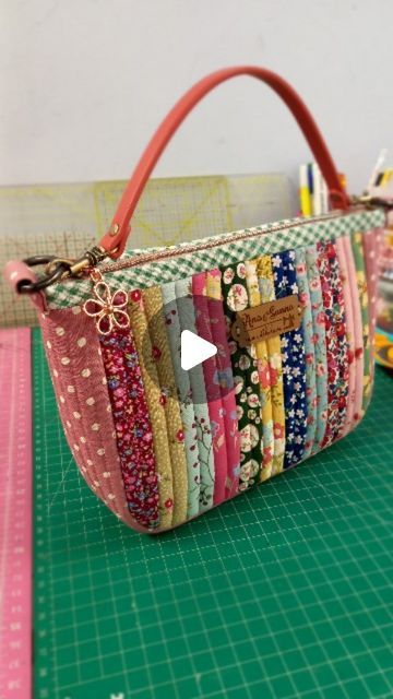 Make Purses And Bags, Handmade Hand Bags, Hand Made Purse, Patchwork Bags Ideas, Bag Patterns To Sew Free, Patchwork Bags Patterns Free, How To Make A Bag, Quilted Bag Patterns Free, Handmade Bag Design